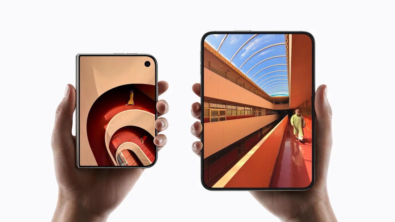 iPhone Duo в сложенном и раскрытом виде: внешний и внутренний дисплеи